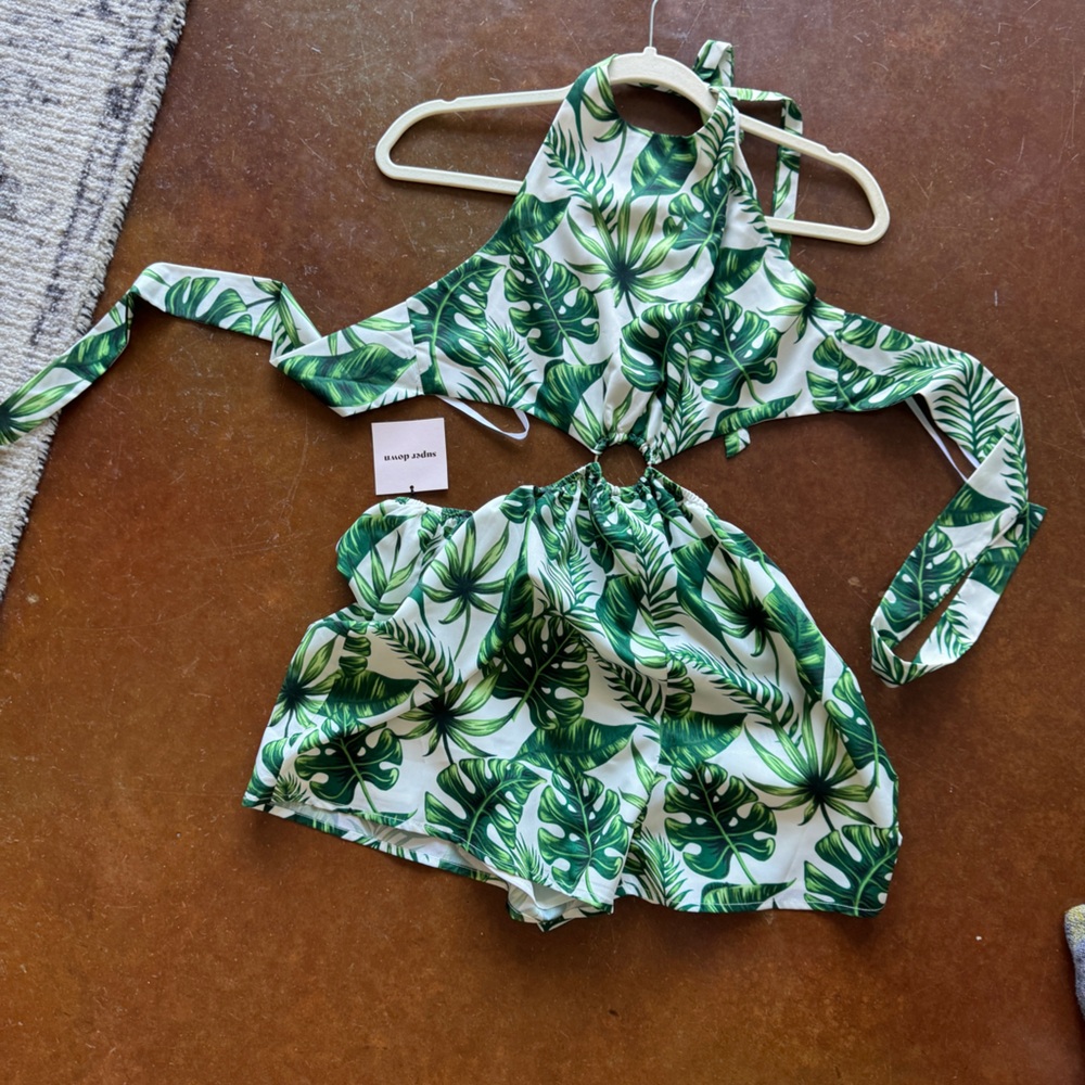 NWT Superdown (L) Eliana O-Ring Cutout Romper Green Tropical Print - Picture 3 of 5